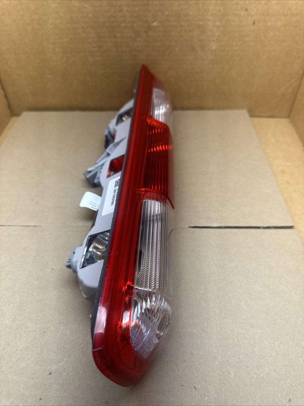 16 22 CHEVROLET COLORADO HIGH MOUNTED THIRD 3RD BRAKE TAIL LIGHT 52127100 OEM1