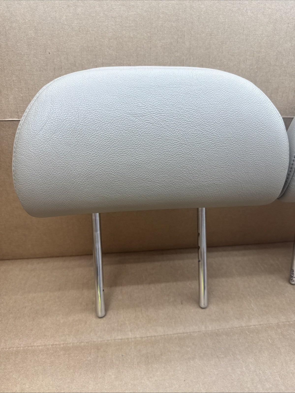 2008 2013 Toyota Highlander 2nd Row Rear Black Leather Headrest Set of 2 OEM Tan1