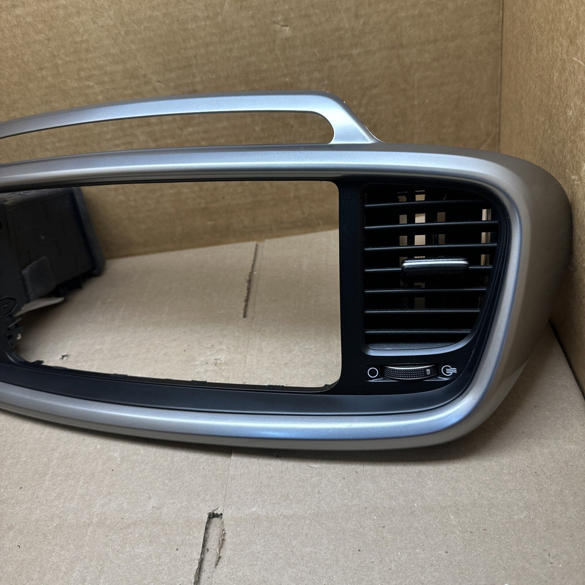 2016 2020 Kia Sorento Center Dash Radio Vent Bezel Surround OEM 84740 C62001