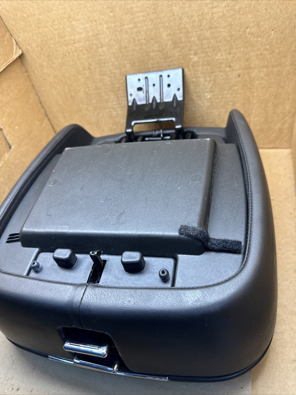 2007 2013 Cadillac Escalade ESV Center Console Lid Top Armrest7