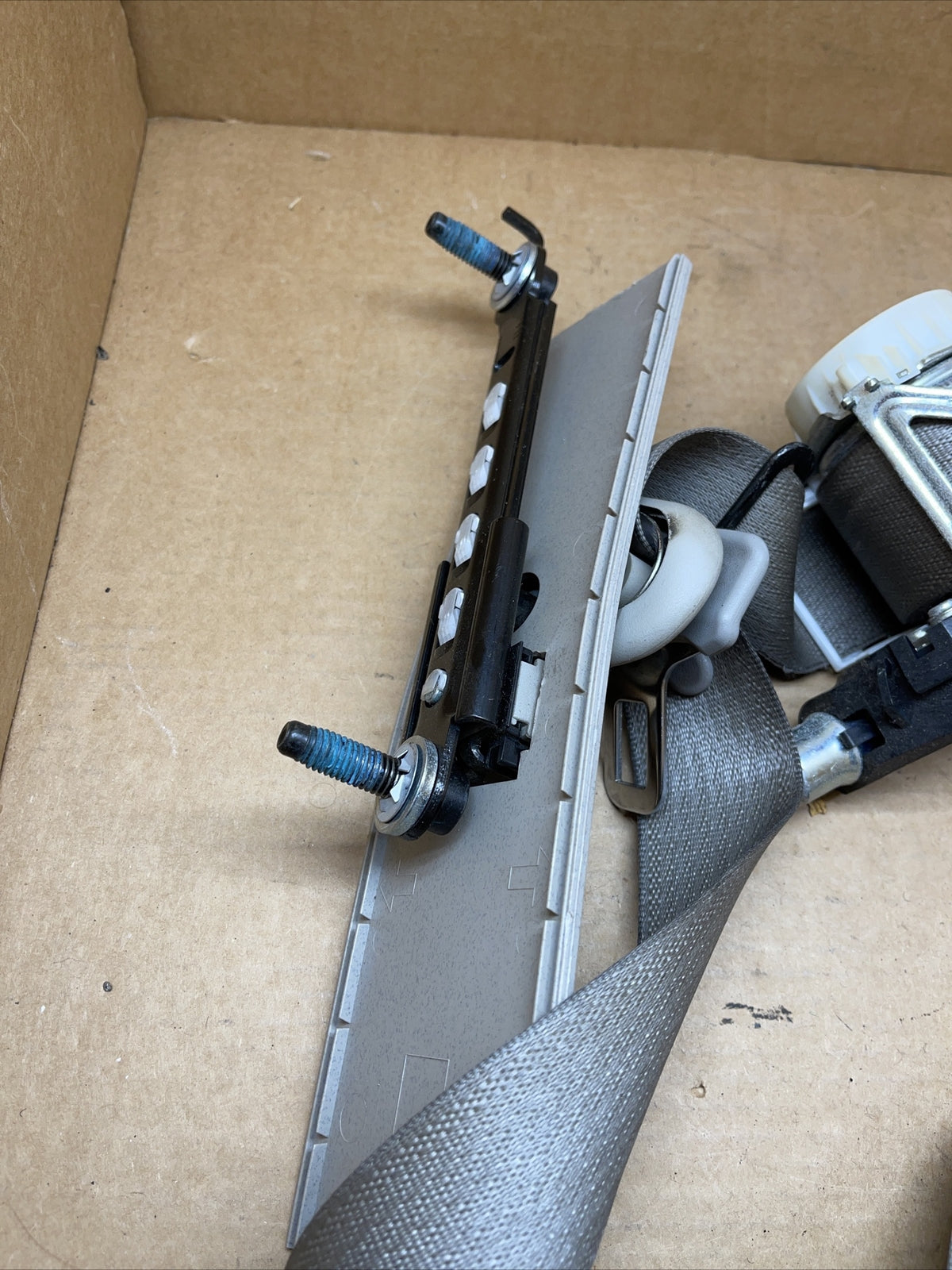 07 09 Escalade Silverado Tahoe Right Passenger Seat Belt Seatbelt Retractor Gray2