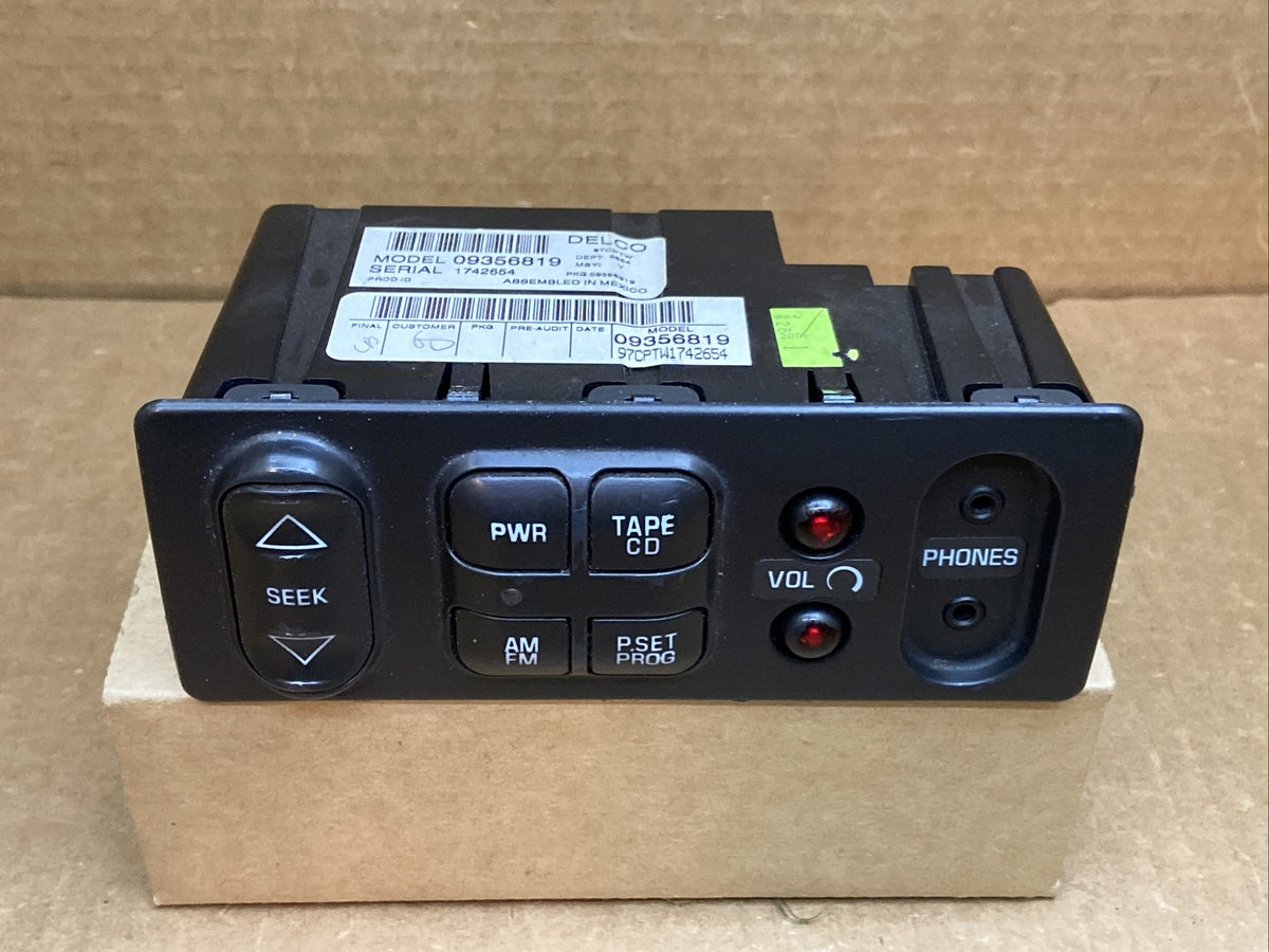 01 04 TAHOE YUKON SUBURBAN ESCALADE CENTER CONSOLE REAR RADIO CONTROL 093568191