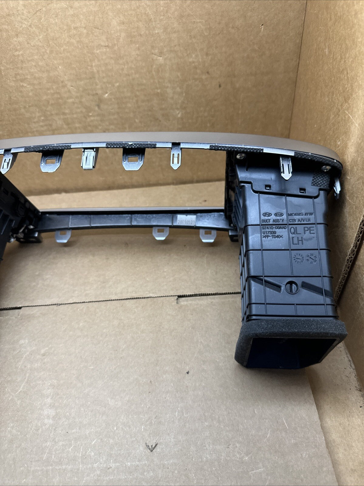 2017 2022 Kia Sportage Center Dash Radio Bezel Vents Surround Trim Silver6