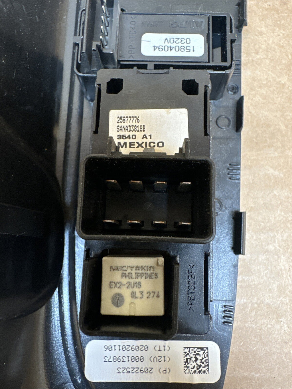 2007 2013 SIERRA SILVERADO PASSENGER RIGHT FRONT WINDOW SWITCH OEM 258777766