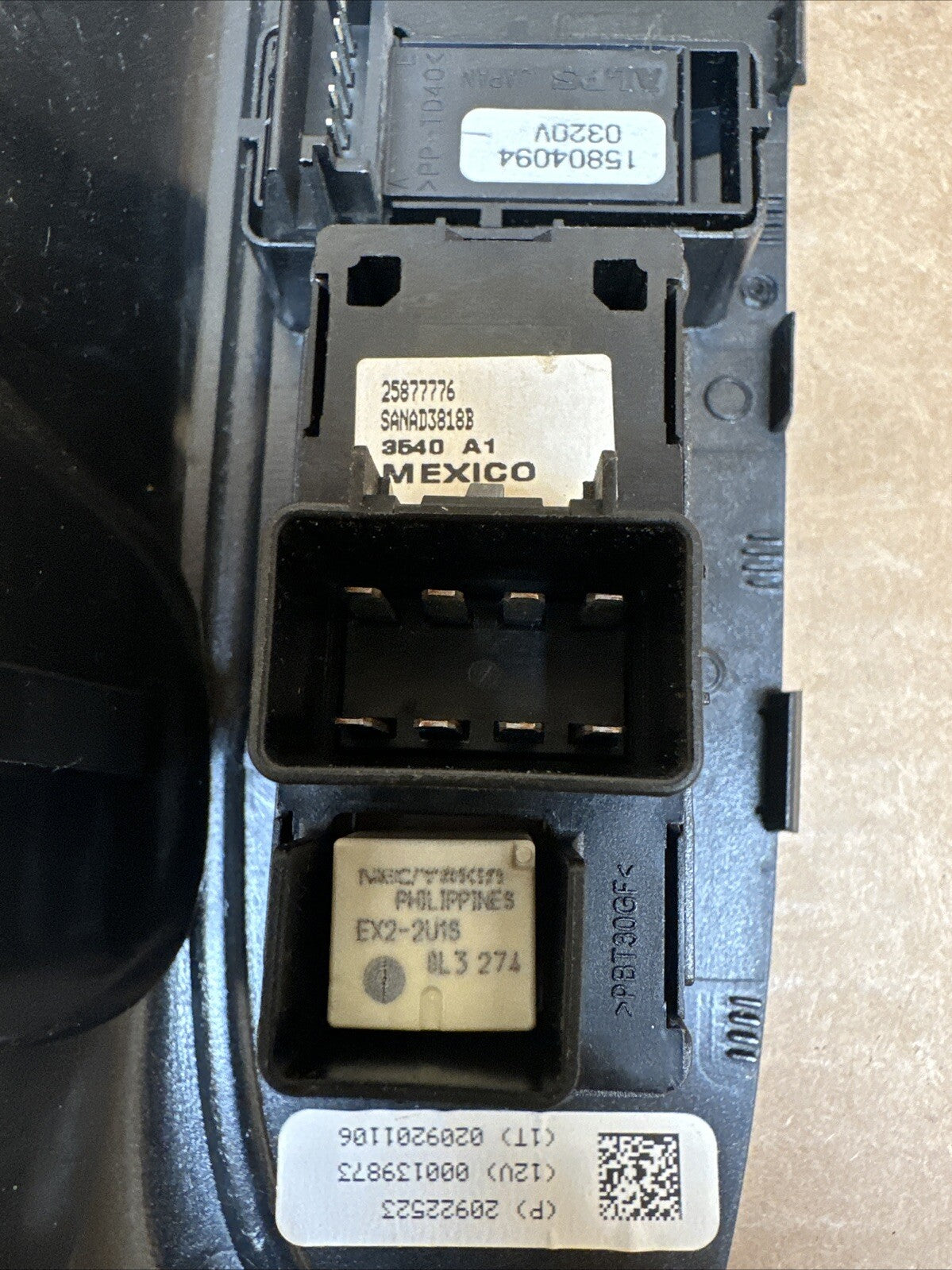 2007 2013 SIERRA SILVERADO PASSENGER RIGHT FRONT WINDOW SWITCH OEM 258777766