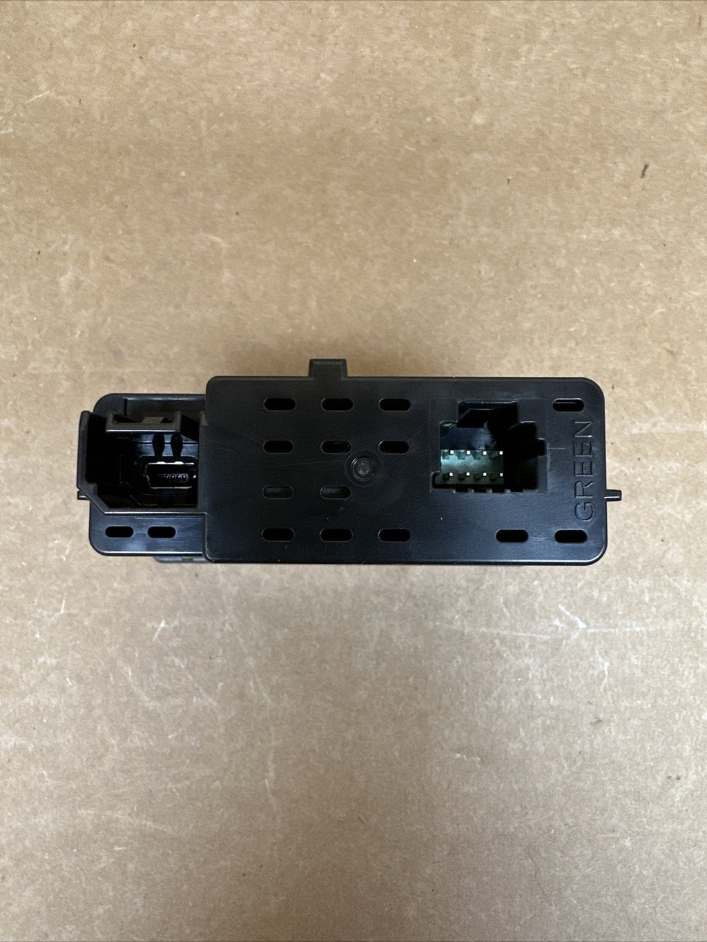 2021   2023 NISSAN ROGUE FRONT CENTER CONSOLE DUAL USB PORT UNIT OEM 284H3 6RA0A4