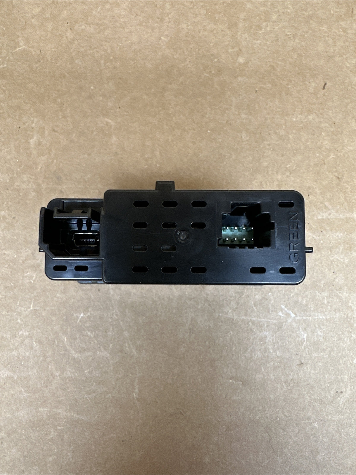 2021   2023 NISSAN ROGUE FRONT CENTER CONSOLE DUAL USB PORT UNIT OEM 284H3 6RA0A4