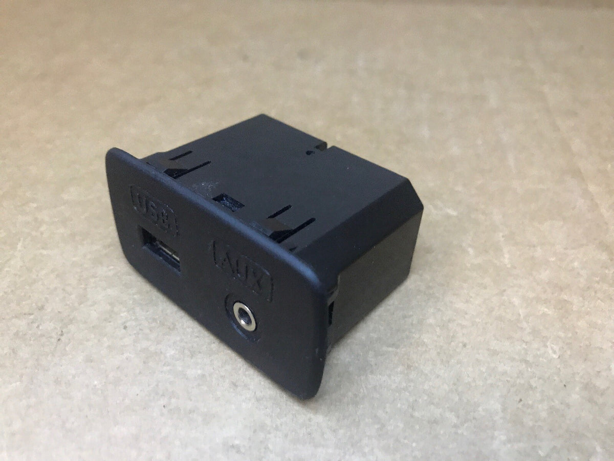 2010 2014 Subaru Legacy Outback AUX USB Port Jack Plug OEM4