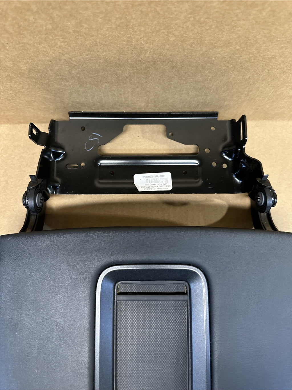 2015 2020 Tahoe Yukon Suburban Yukon XL Center Console Lid Arm rest Black OEM3