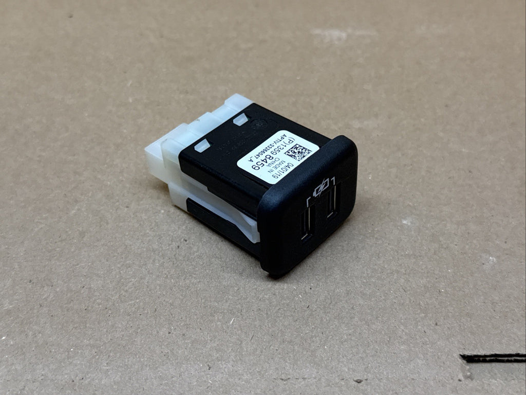 2018 2023 GMC TERRAIN CONSOLE REAR USB ADAPTER CHARGING PORT OEM 135984592