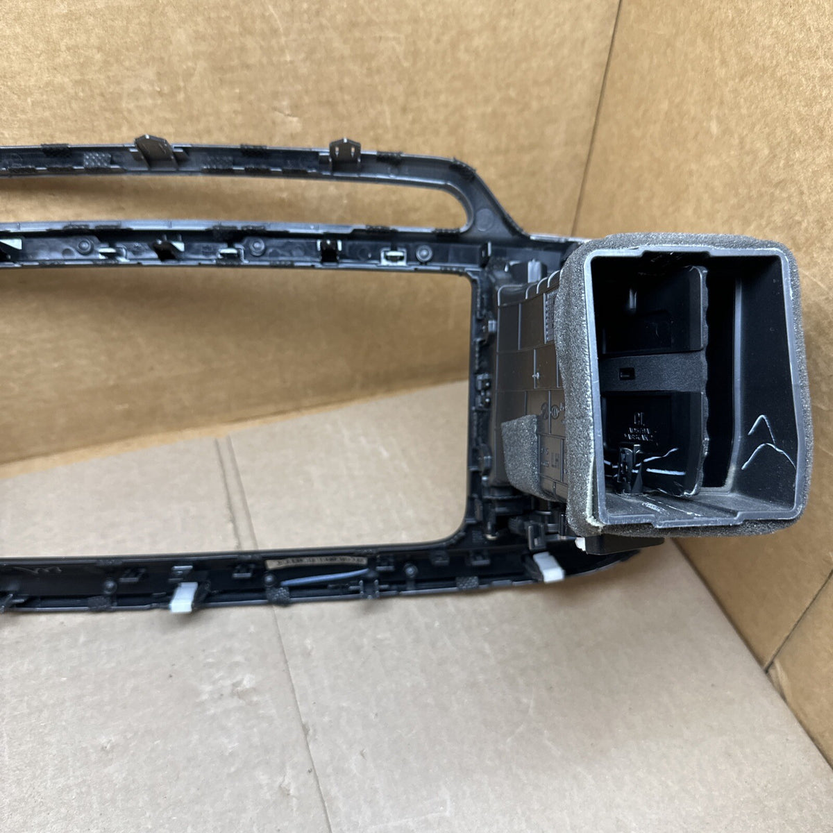 2016 2020 Kia Sorento Center Dash Radio Vent Bezel Surround OEM 84740 C62005