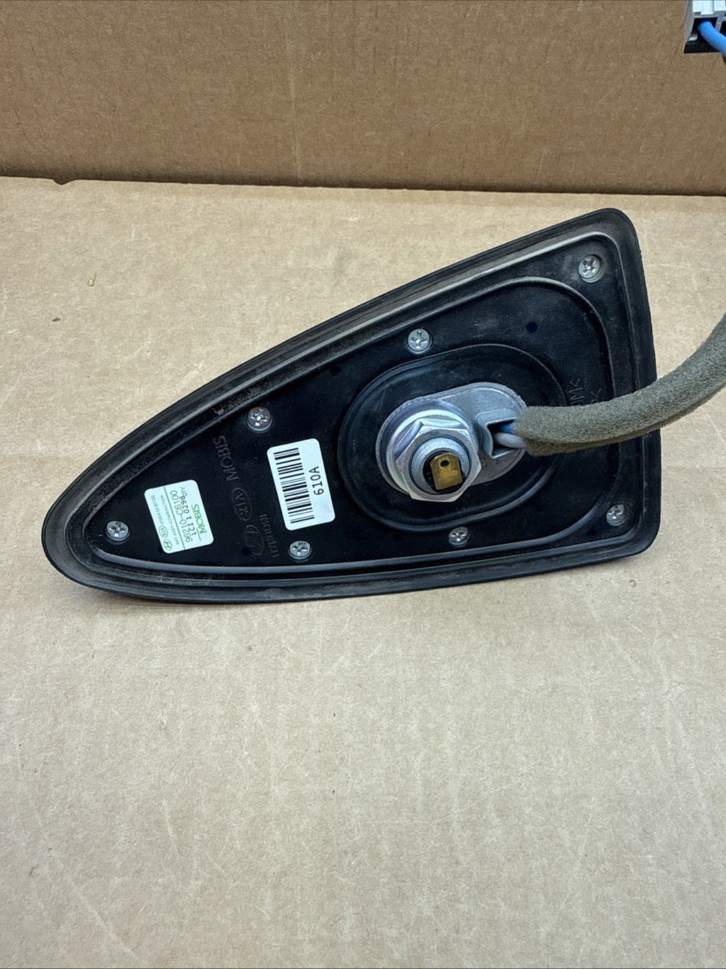 2016-2018 Kia Sorento Roof Radio Shark Fin Antenna Black 96210-C6100 SCRATCHED5