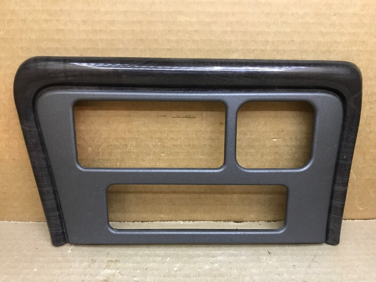01 02 GMC SIERRA YUKON DENALI CENTER DASH RADIO CD PLAYER TRIM BEZEL 150531010