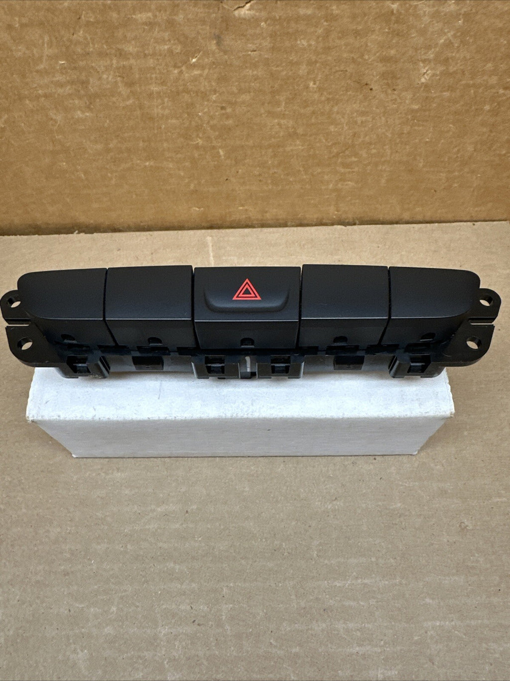 2014 2018 JEEP CHEROKEE EMERGENCY HAZARD LIGHTS CONTROL SWITCH OEM P68155815AB2
