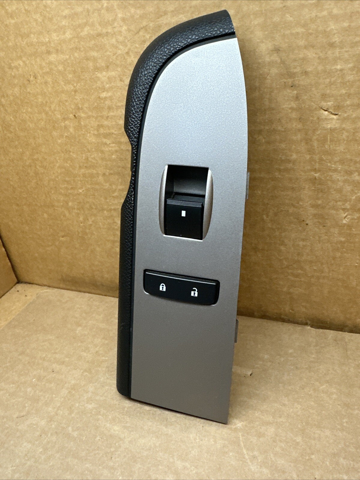 2007 2013 SIERRA SILVERADO PASSENGER RIGHT FRONT WINDOW SWITCH OEM 258777762