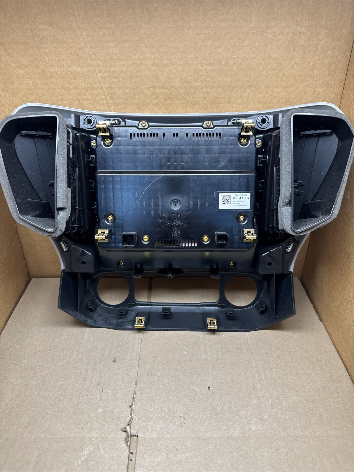 2017   2019 GMC Acadia OEM Radio Display Screen Control Panel Vents 843341164