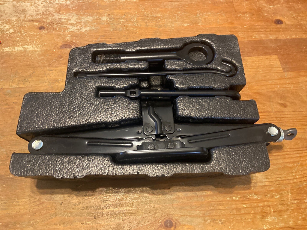 2007 2012 Hyundai Veracruz Spare Tire Scissor Jack Tools Set Kit Lug Wrench1