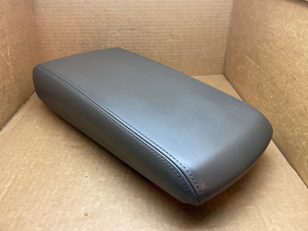 08 10 CHARGER CHRYSLER 300 CENTER CONSOLE LID COVER TOP ARMREST ARM REST KHAKI 0