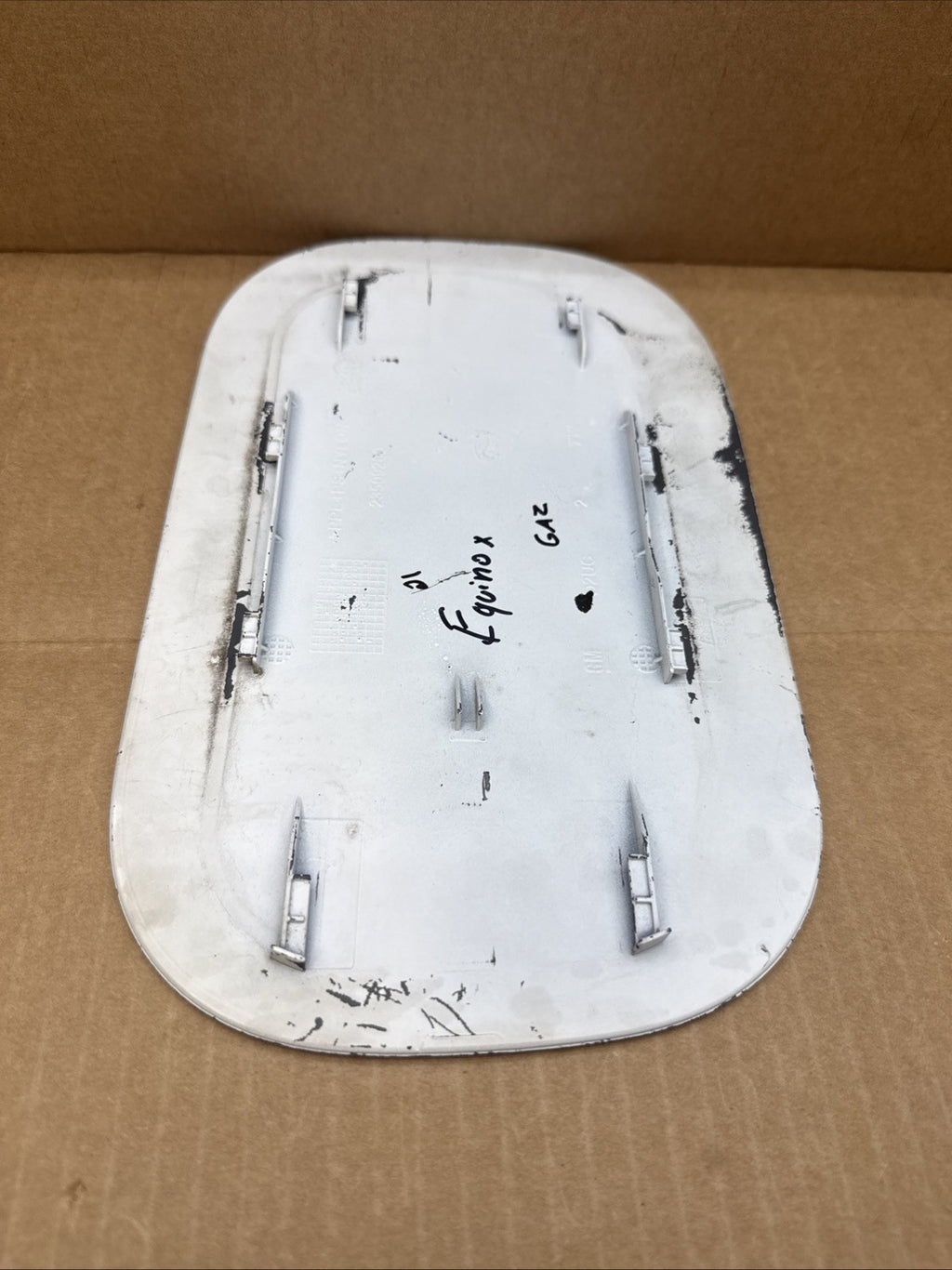 2018 2024 Chevy Equinox Fuel Gas Tank Filler Door Lid Cover GAZ Summit White6