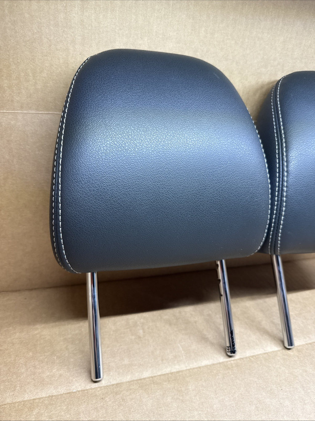 2011 2014 Toyota Sienna 2nd Row Rear Leather Head Rest Set BLACK LEATHER1