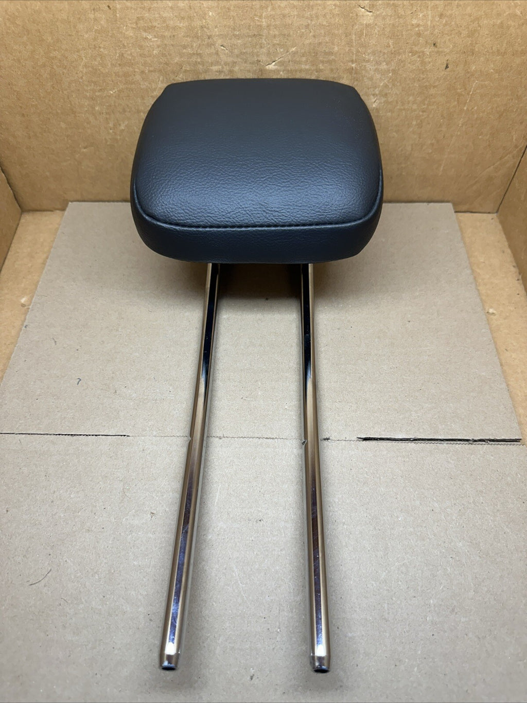 2017 2024 CHRYSLER PACIFICA REAR 3RD ROW CENTER SEAT HEADREST OEM BLACK LEATHER0