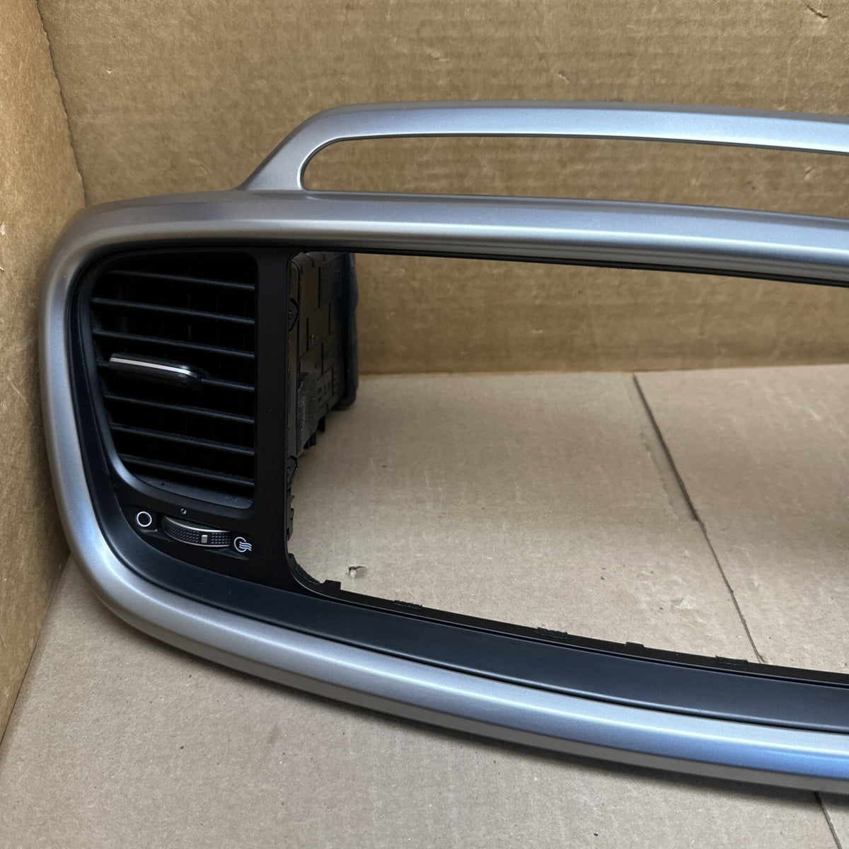 2016 2020 Kia Sorento Center Dash Radio Vent Bezel Surround OEM 84740 C62002