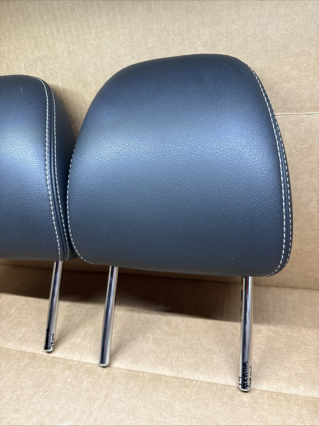 2011 2014 Toyota Sienna 2nd Row Rear Leather Head Rest Set BLACK LEATHER2