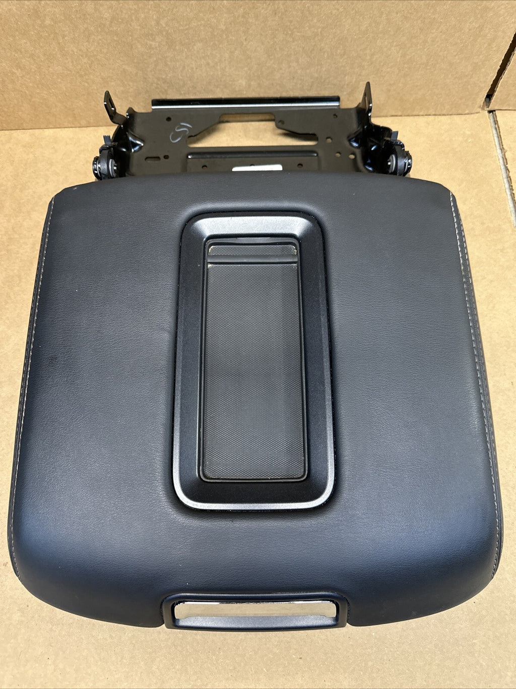 2015 2020 Tahoe Yukon Suburban Yukon XL Center Console Lid Arm rest Black OEM2