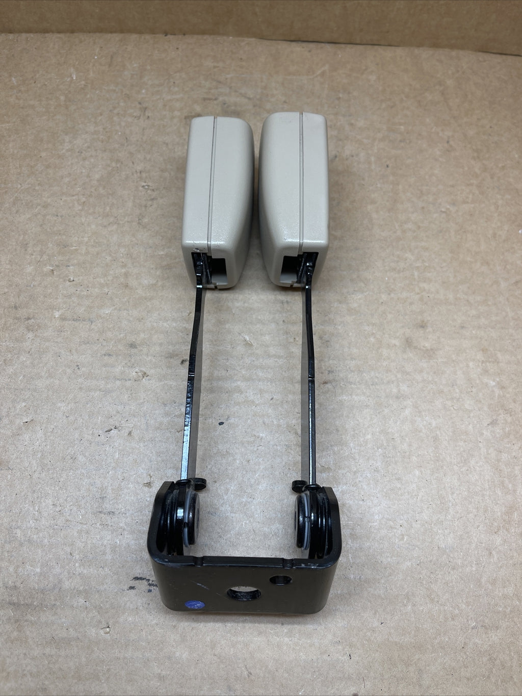 2007 2013 Chevrolet SILVERADO 1500 Rear Center Seat Belt Buckle Tan1