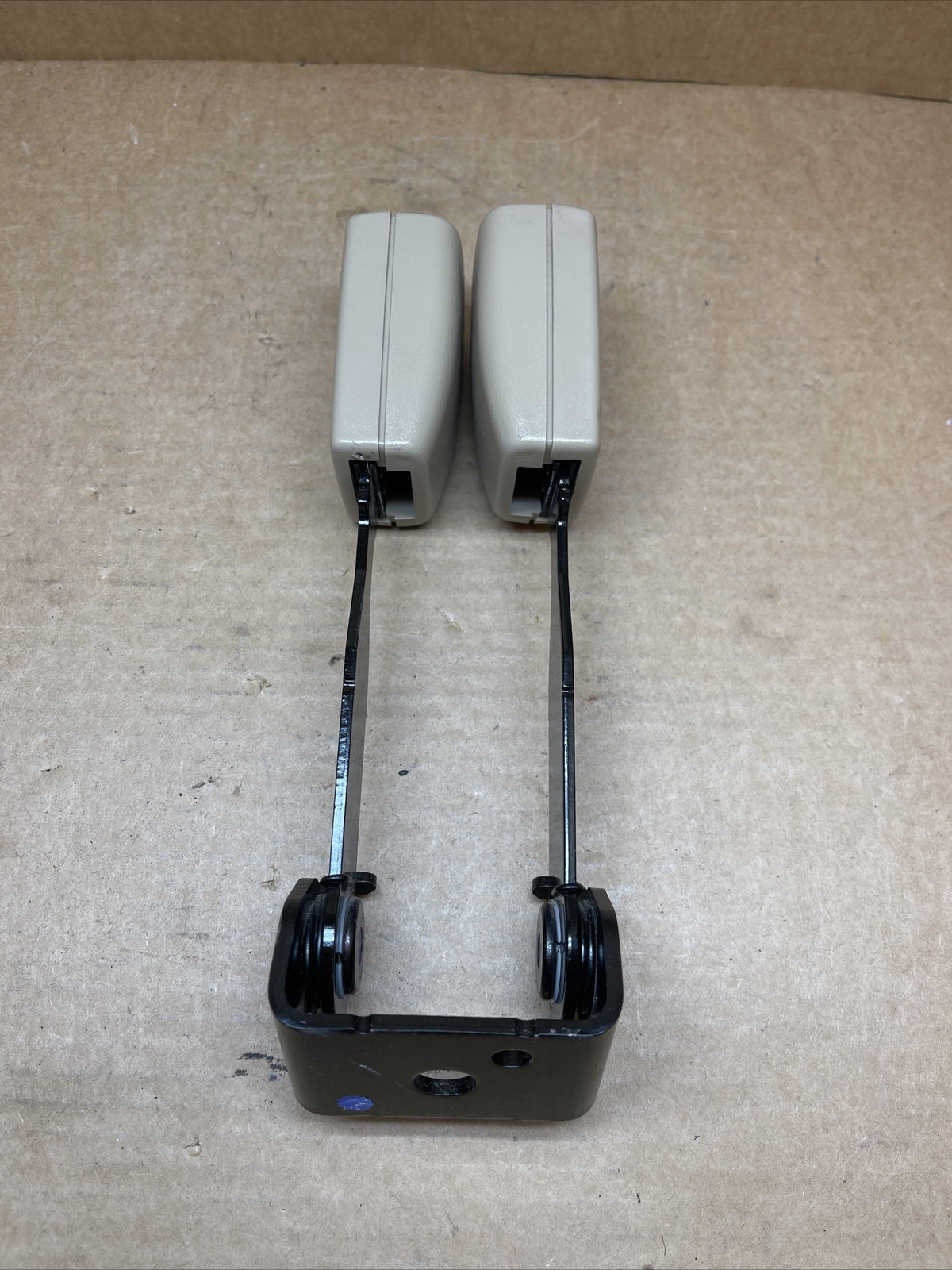 2007 2013 Chevrolet SILVERADO 1500 Rear Center Seat Belt Buckle Tan1