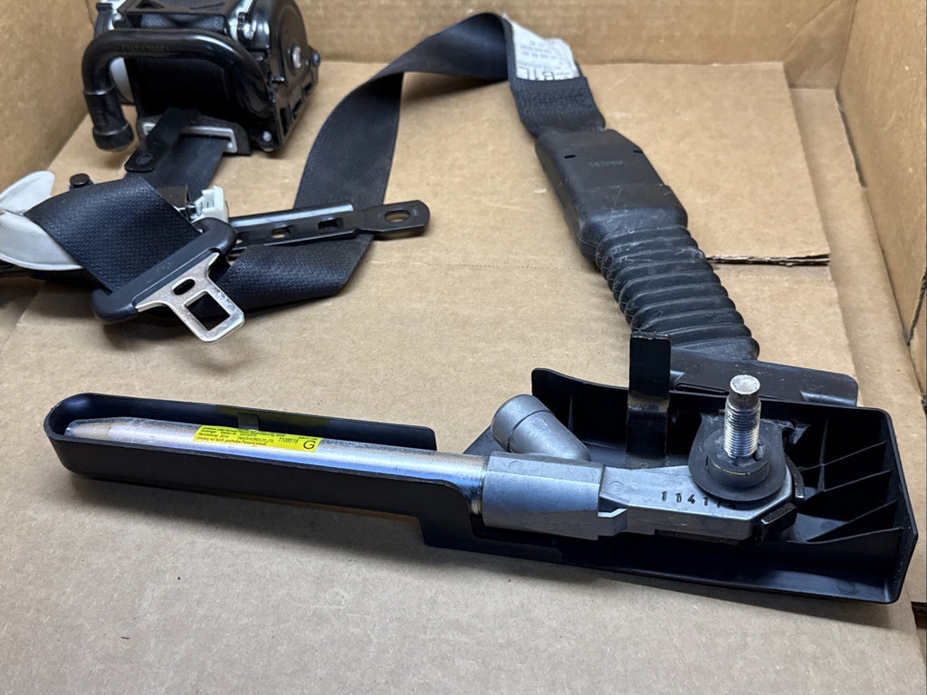 2014 2017 Intiniti Q50 Front Left Driver Side Seat Belt Seatbelt Retractor Black2