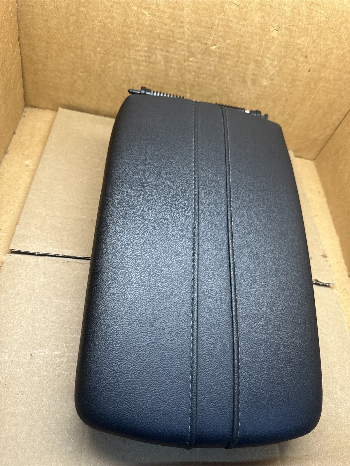 2019 2022 CHEVROLET BLAZER CENTER CONSOLE ARMREST LID LEATHER BLACK OEM1