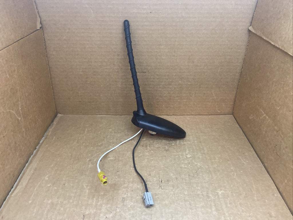 2011 2015 Kia Sorento Roof Mounted Antenna Assembly Black OEM 96210 1U0000