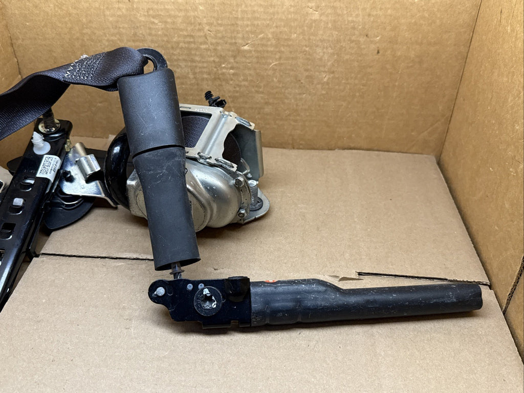 2015 2016 Escalade Silverado Tahoe Front Right Passenger Seatbelt Retractor9