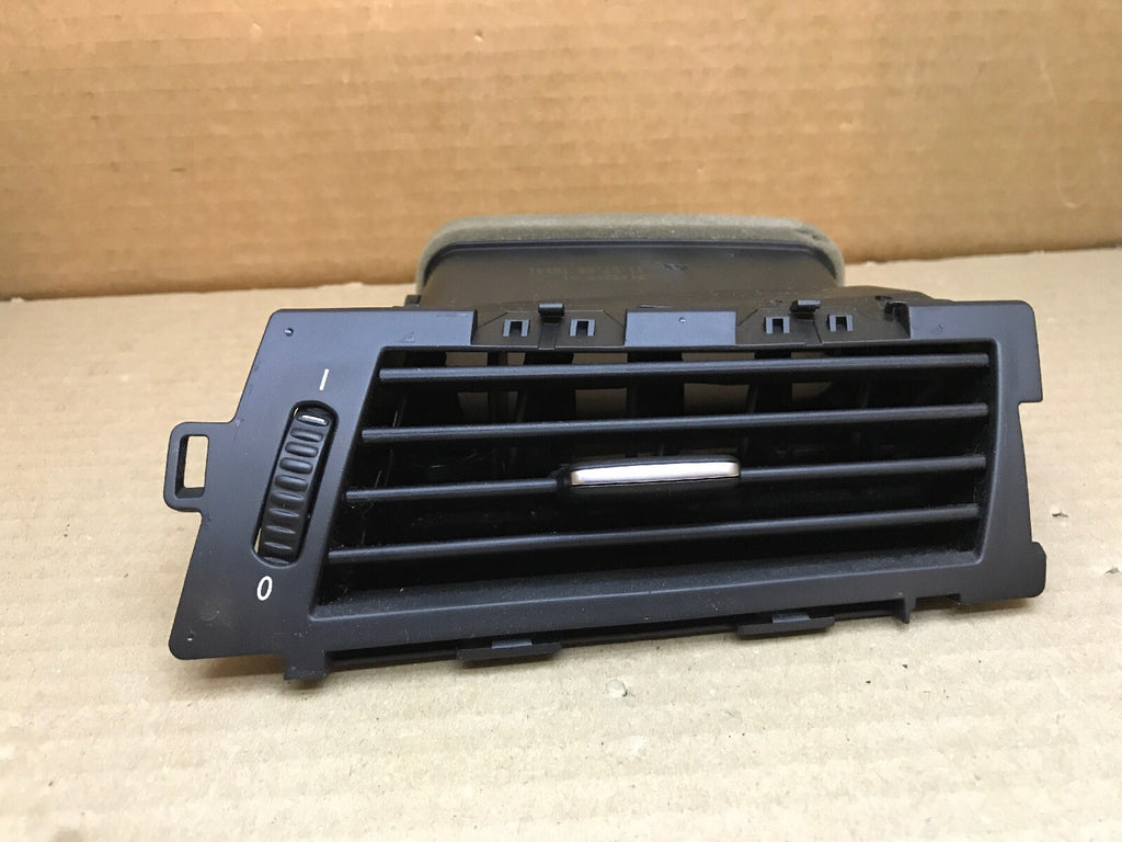 04 10 BMW E60 RIGHT PASSENGER FRESH AIR GRILLE VENT OEM 525 528 530 535 545 5501
