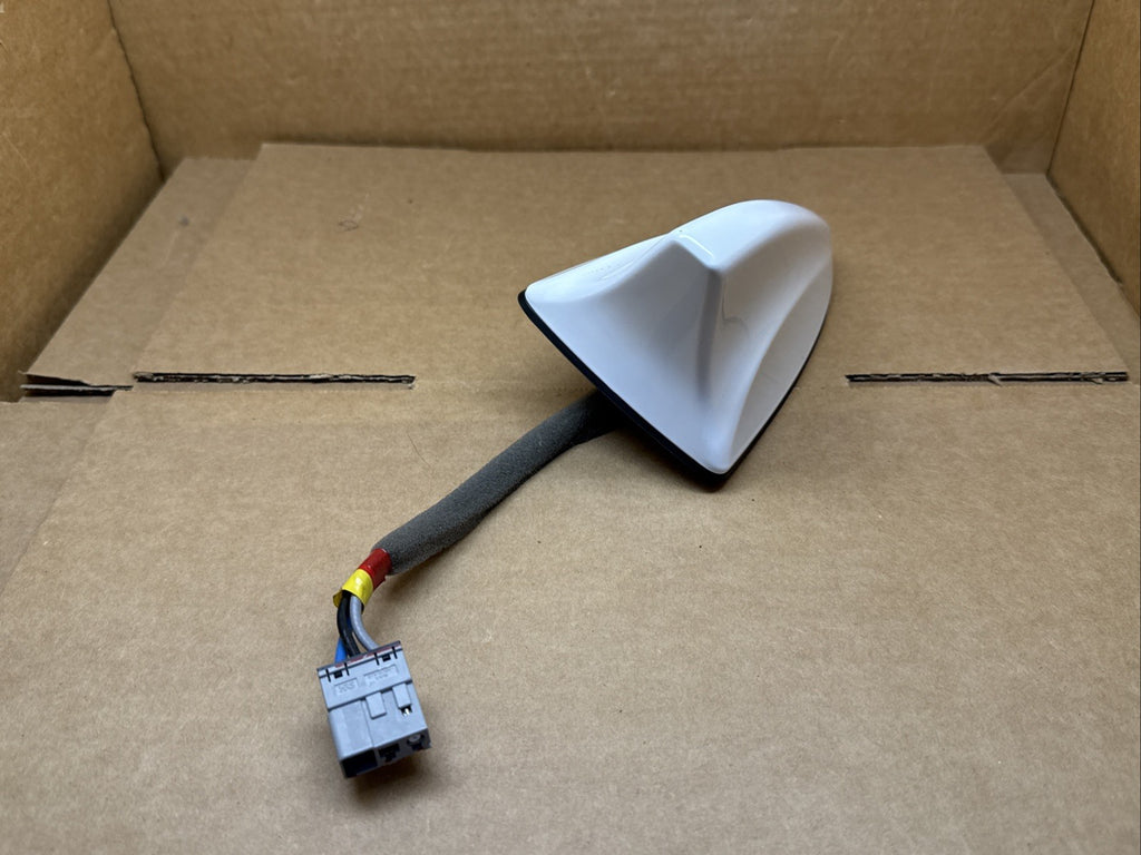 2016 2018 Kia Sorento Roof Radio Shark Fin Antenna White OEM 96210 C61005
