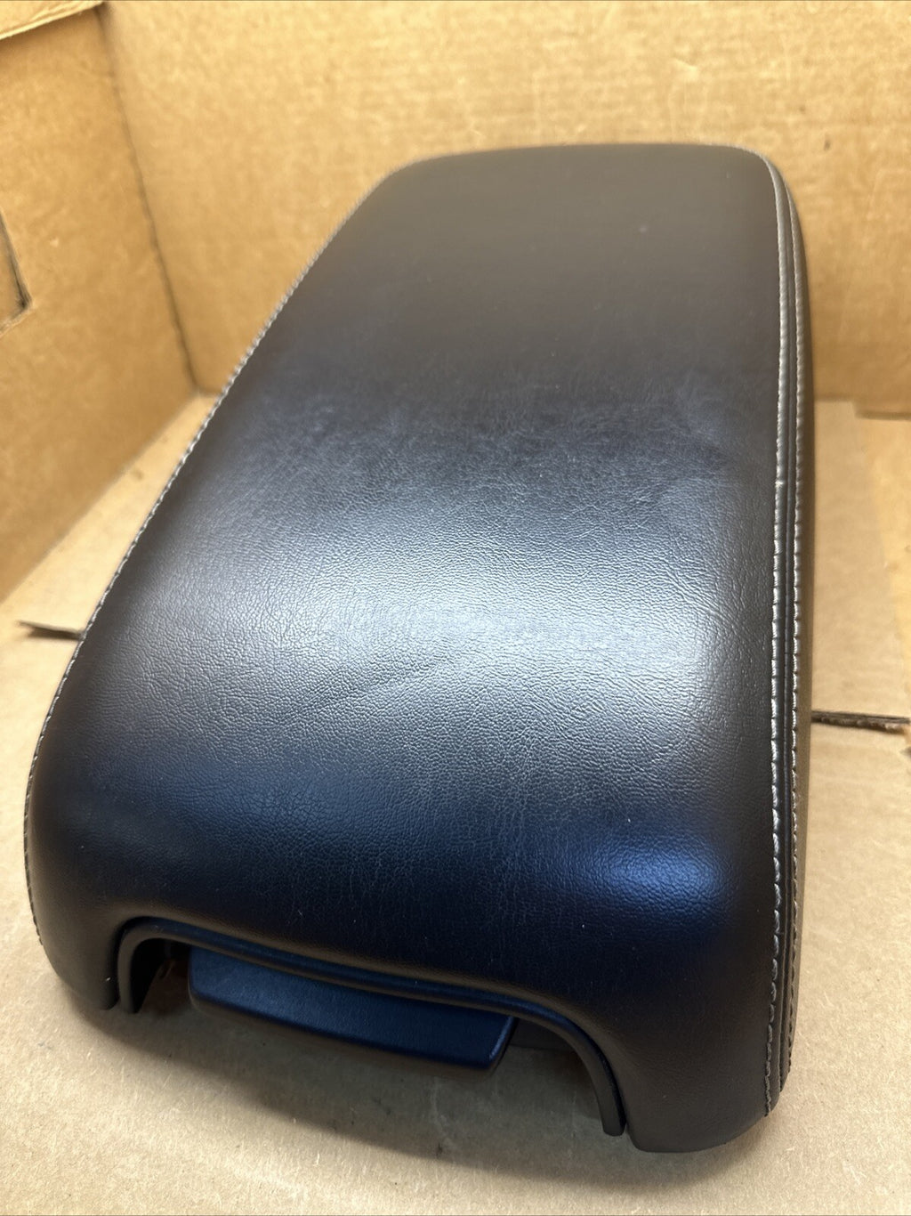 2011 2022 CHRYSLER 300 CENTER CONSOLE LID COVER TOP ARMREST ARM REST OEM BLACK5