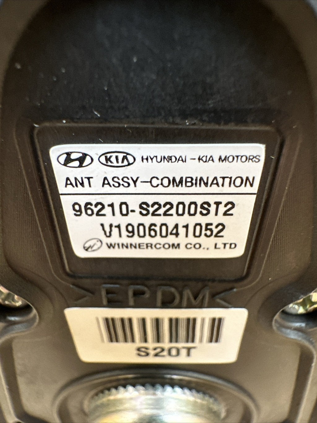 2019   2020 HYNDAI SANTA FE OVERHEAD ROOF SHARKFIN RADIO ANTENNA 96210 S2200ST26