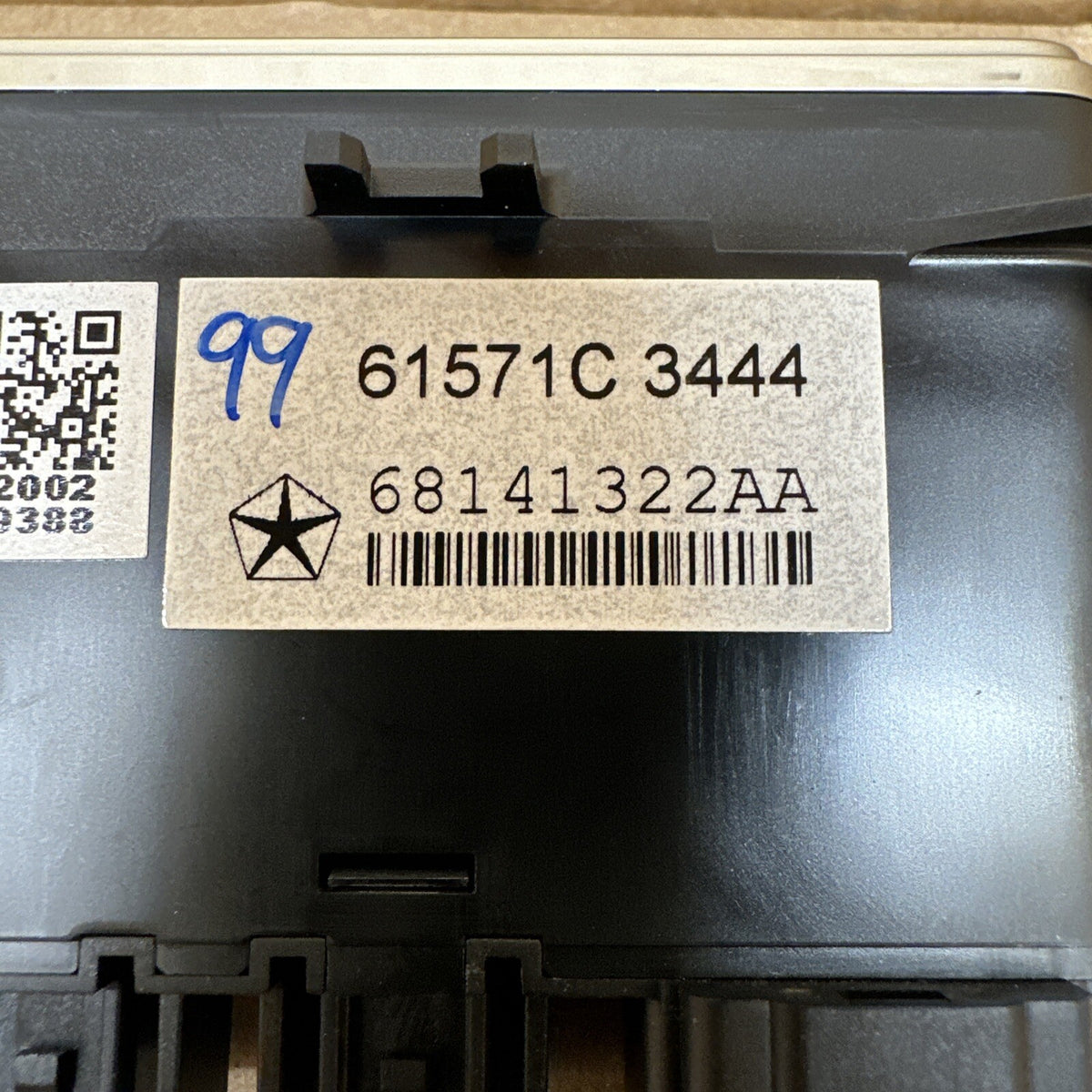 14 15 JEEP GRAND CHEROKEE CONSOLE USB SD CARD AUX MEDIA HUB PORT 68141322AA3