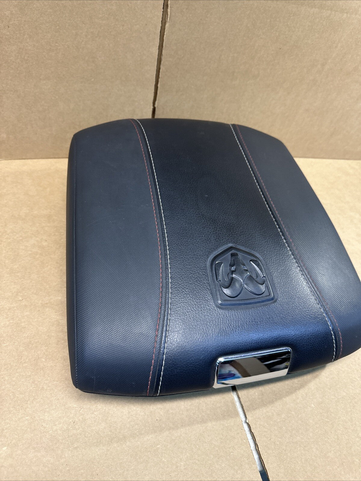 2014 2018 DODGE RAM 1500 REBEL CENTER CONSOLE LID ARMREST COVER OEM1
