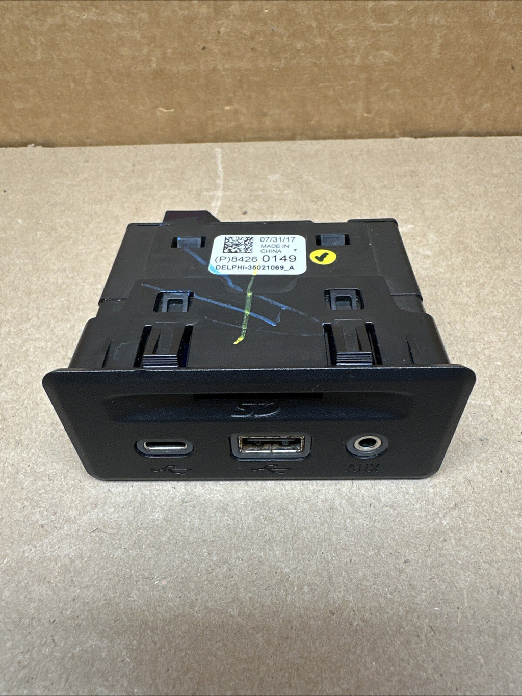 2018 2021 Chevy Equinox GMC TERRAIN REAR CENTER CONSOLE USB AUX PORT 842601490