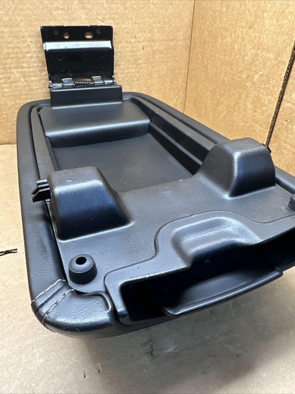 2011 2022 CHRYSLER 300 CENTER CONSOLE LID COVER TOP ARMREST ARM REST OEM BLACK6