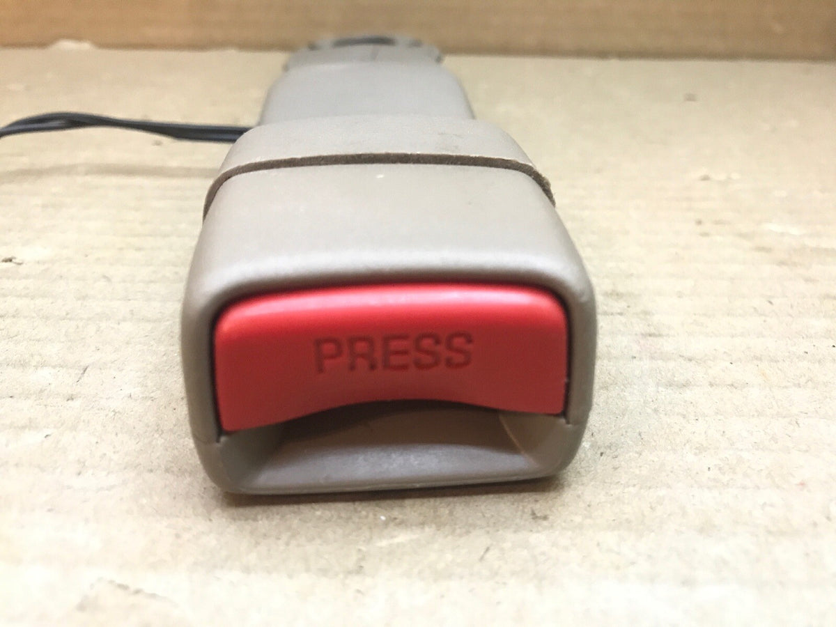 03 06 Tahoe Yukon Sierra Silverado Front Seat Belt Buckle PRESS Neutral Tan1