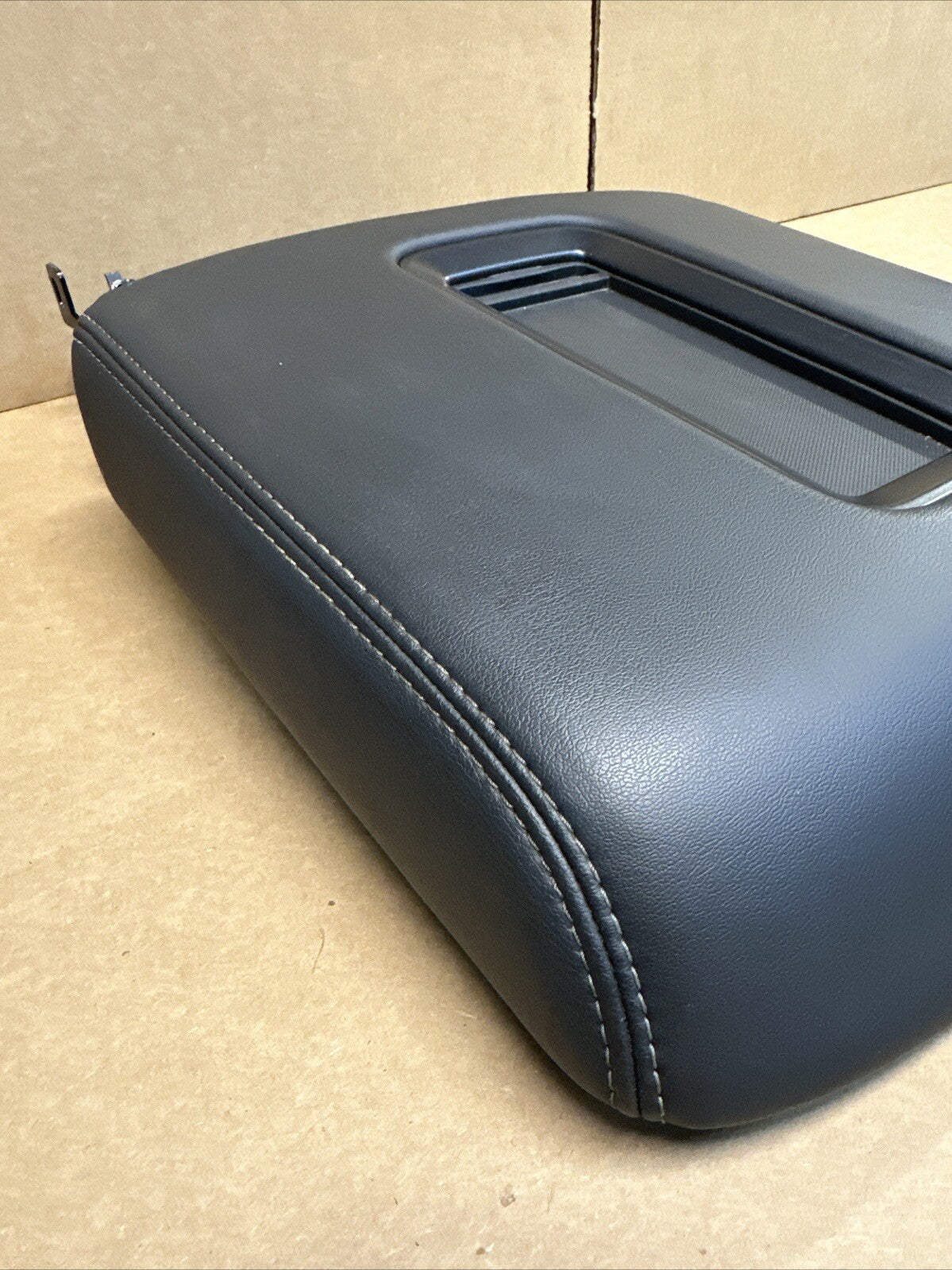 2015 2020 Tahoe Yukon Suburban Yukon XL Center Console Lid Arm rest Black OEM4