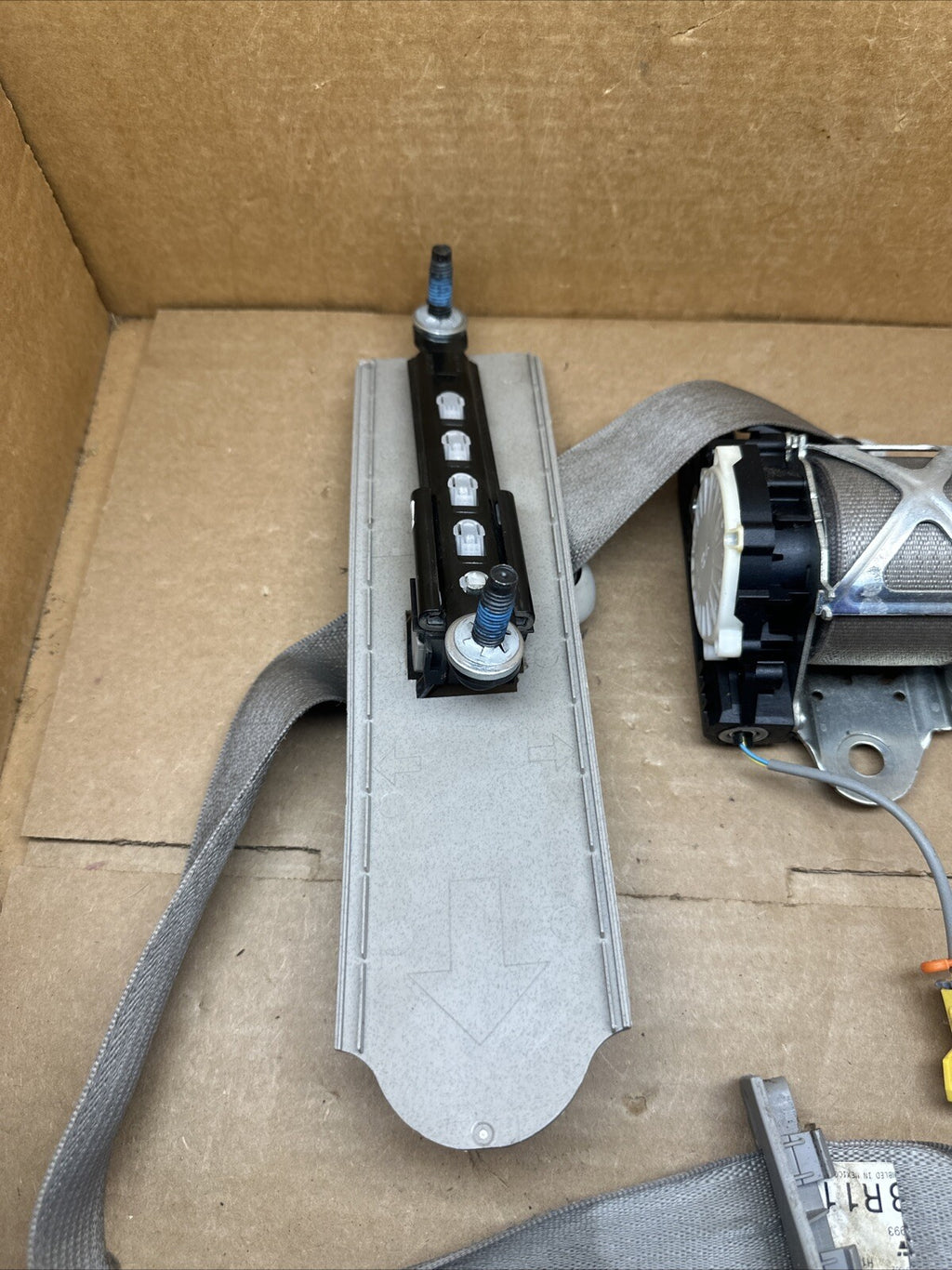 2011 2013 Escalade Silverado Tahoe Front Left Driver Seatbelt Retractor Gray4
