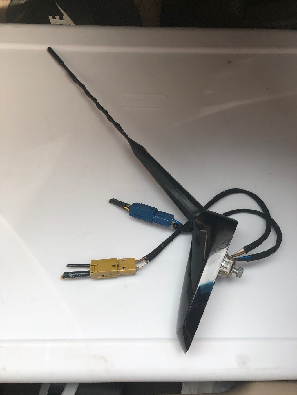 2010 10 Cadillac SRX Roof Mounted Radio Antenna OEM 208702930
