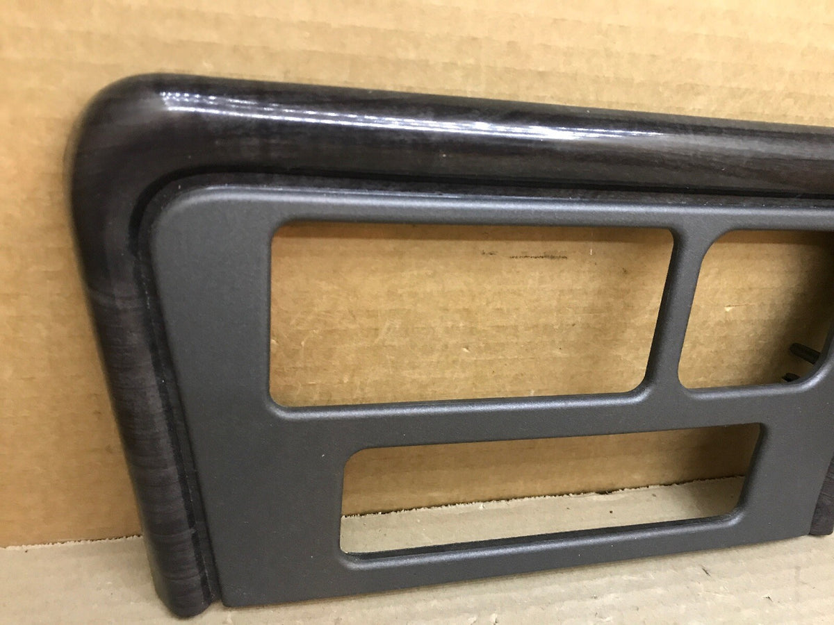 01 02 GMC SIERRA YUKON DENALI CENTER DASH RADIO CD PLAYER TRIM BEZEL 150531011