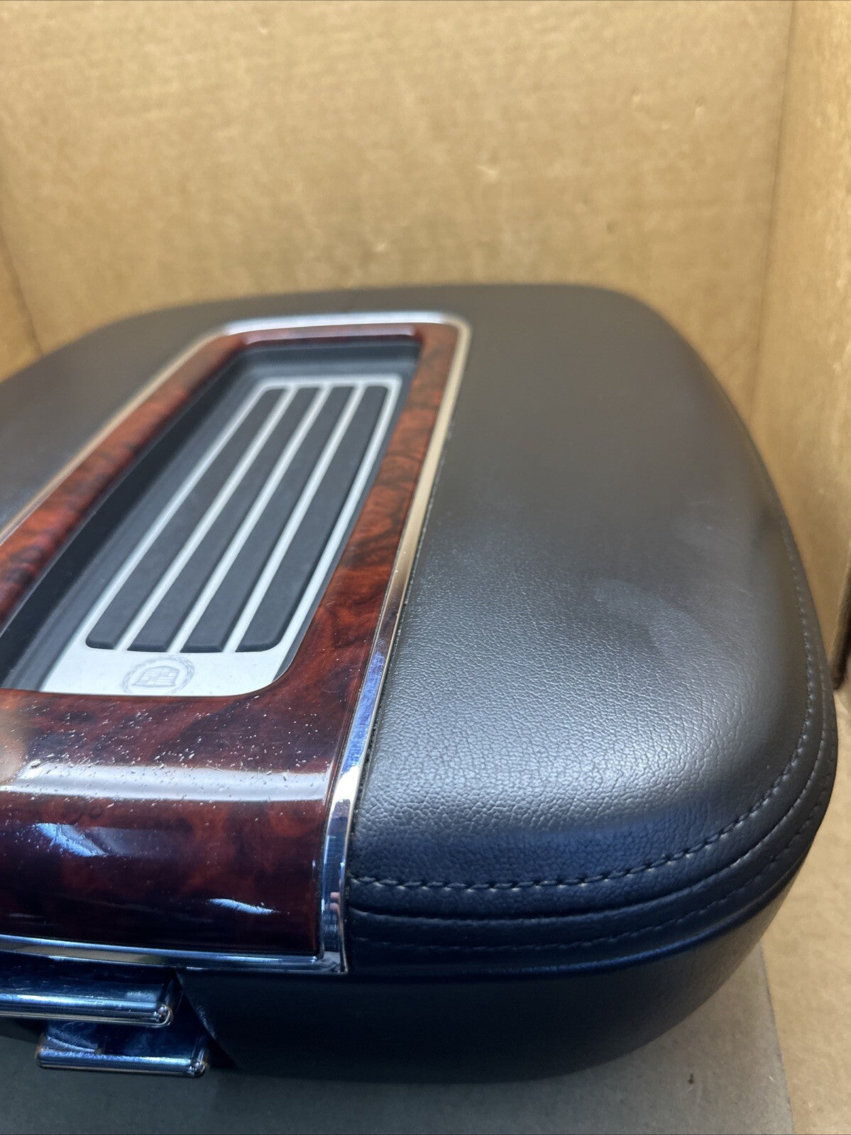 2007 2013 Cadillac Escalade ESV Center Console Lid Top Armrest2