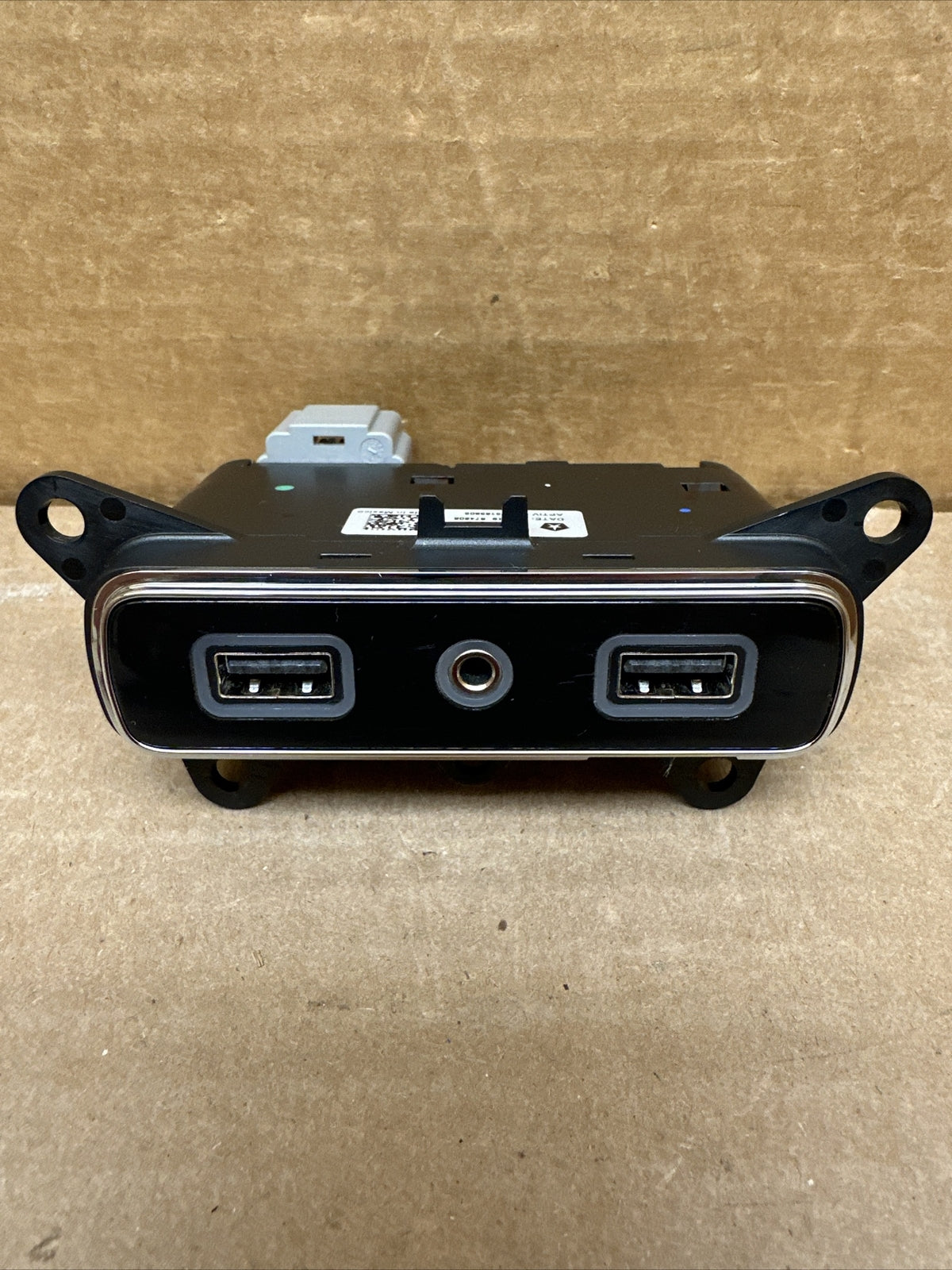 2018   2022 Jeep Grand Cherokee  USB PORT AUX AUXILIARY MEDIA HUB 68323663AE0