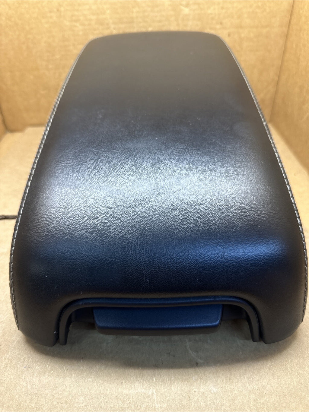 2011 2022 CHRYSLER 300 CENTER CONSOLE LID COVER TOP ARMREST ARM REST OEM BLACK3